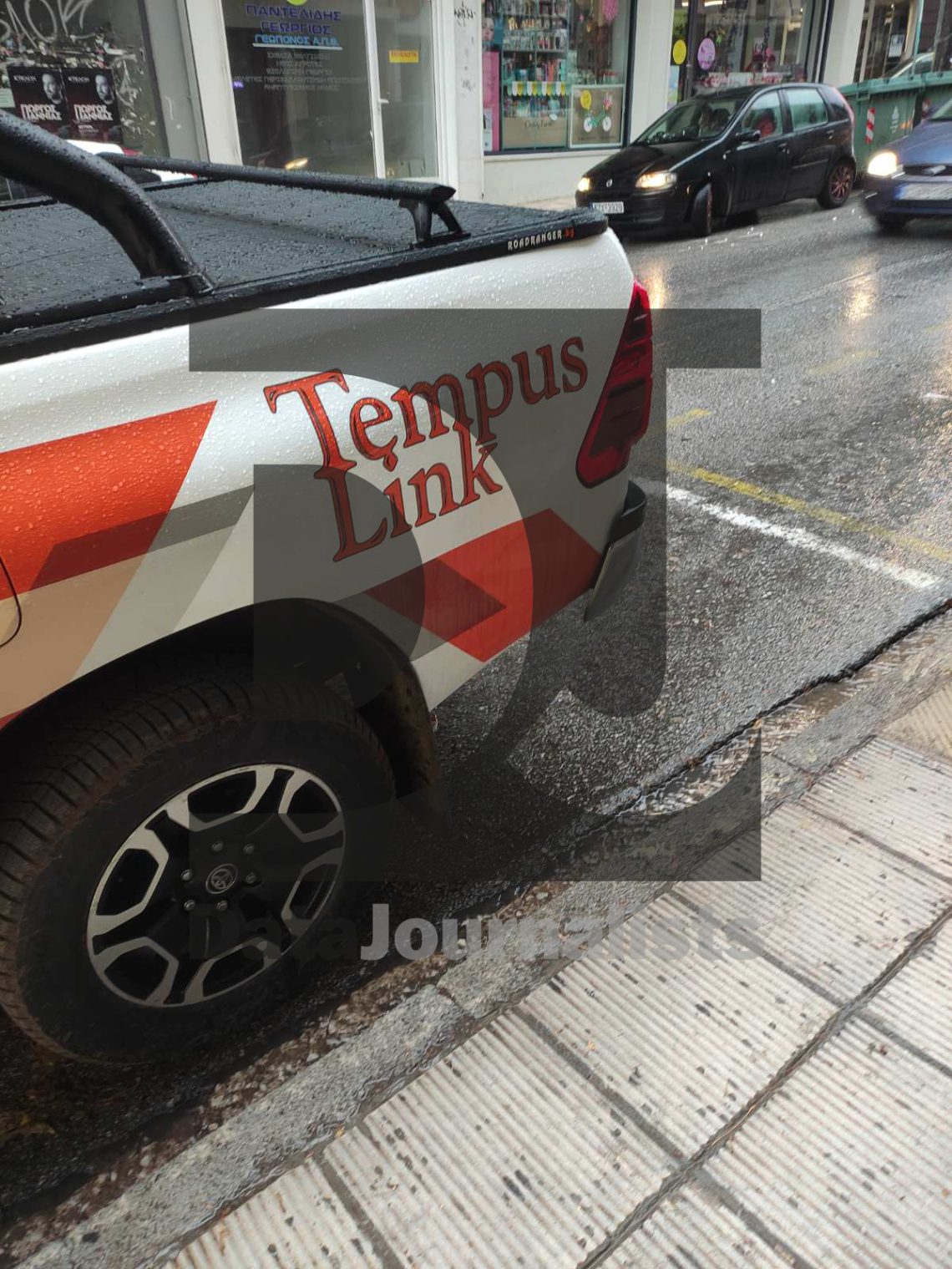 Σταθμευμένα συνοδευτικά οχήματα της βουλγαρικής Tempuslink στην Κοζάνη κατά το επίμαχο διάστημα